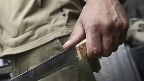 Нападающий с ножом
