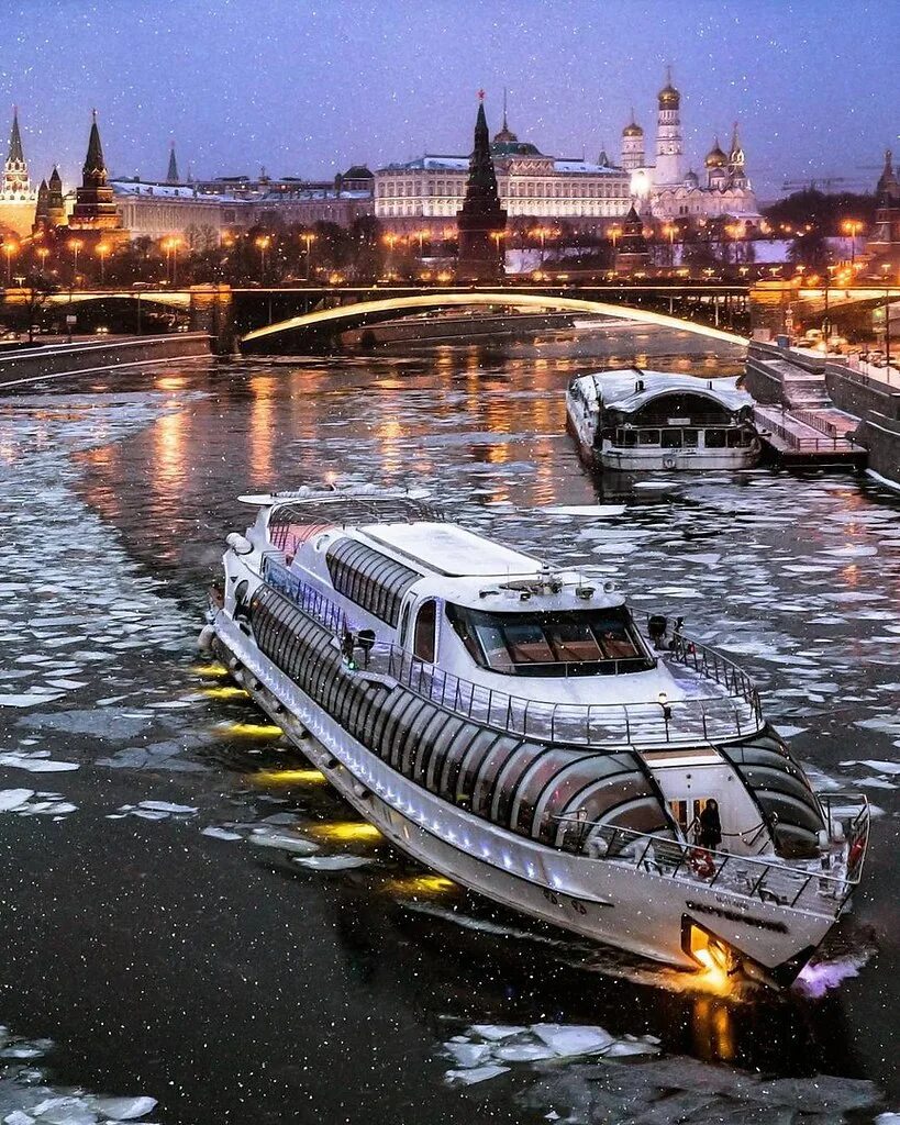 Речной трамвайчик Рэдиссон. Теплоход Рэдиссон. Москва река прогулка на теплоходе. Теплоход Москва река.