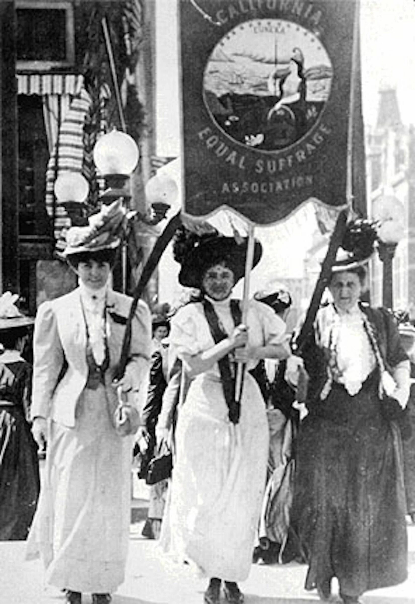 Суфражистки 1908. Марша суфражисток в Нью-Йорке.