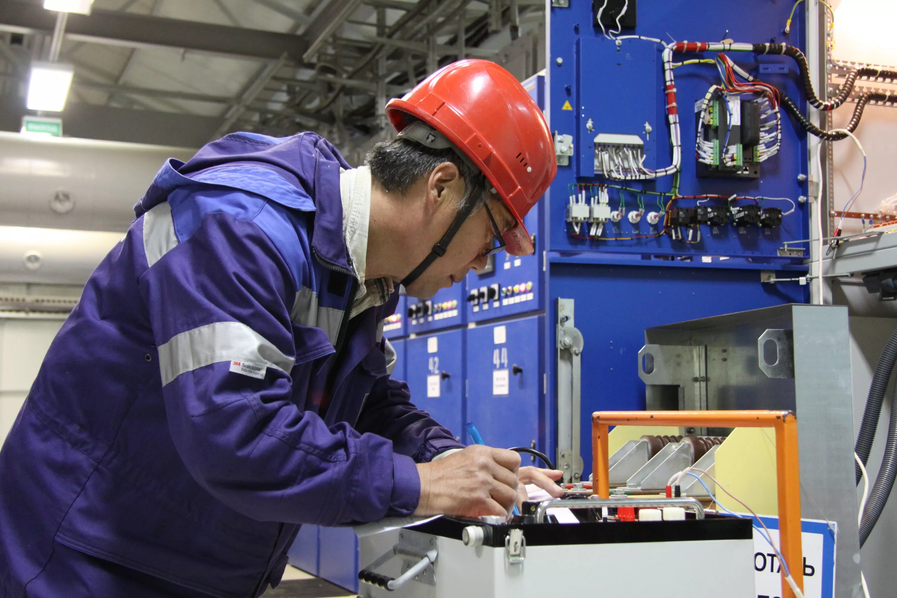 охрана труда на предприятии. техник теплотехник. оборудование для охраны труда. кабинет охраны труда. кабинет по технике безопасности.