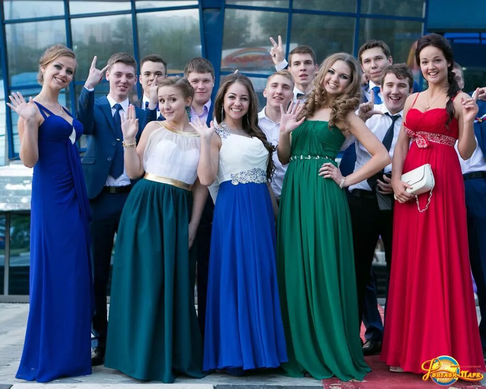 платья на выпускной 11 класс. платье на выпускной 2023 школа. выпускной. платья на выпускной 11 класс. современные молодежные платья для выпускного.