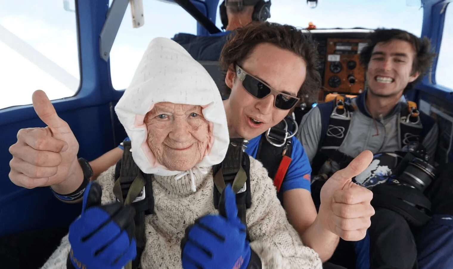 Бабушка с парашютом. Бабки с парашютом. Бабушка прыгает с парашютом. Пожилая женщина на парашюте. Бабушка полетела