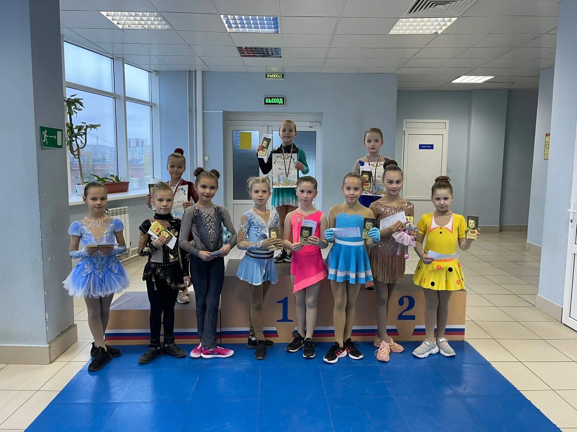 Фигурное катание нижнекамск для детей. Сш дымка. Сш дымка. Сш дымка киров. Кружка от группы тренеру по фигурному катанию.