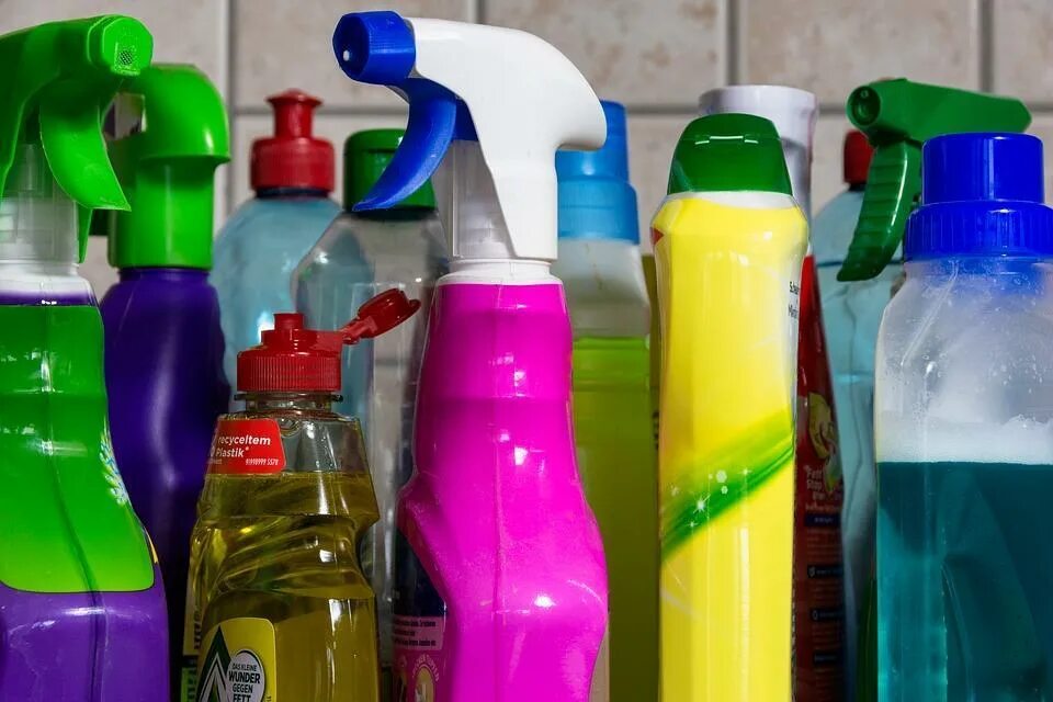 Чистящие средства бытовой химии. Бытовая химия henkel. синтетических моющих средств. отравление бытовой химией. бутылки для бытовой химии.