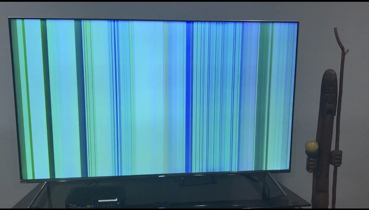 Вертикальные полосы на мониторе. Вертикальные полосы на экране телевизора. Полоса на мониторе компьютера вертикальная. KDL-40v5500 вертикальные полосы.