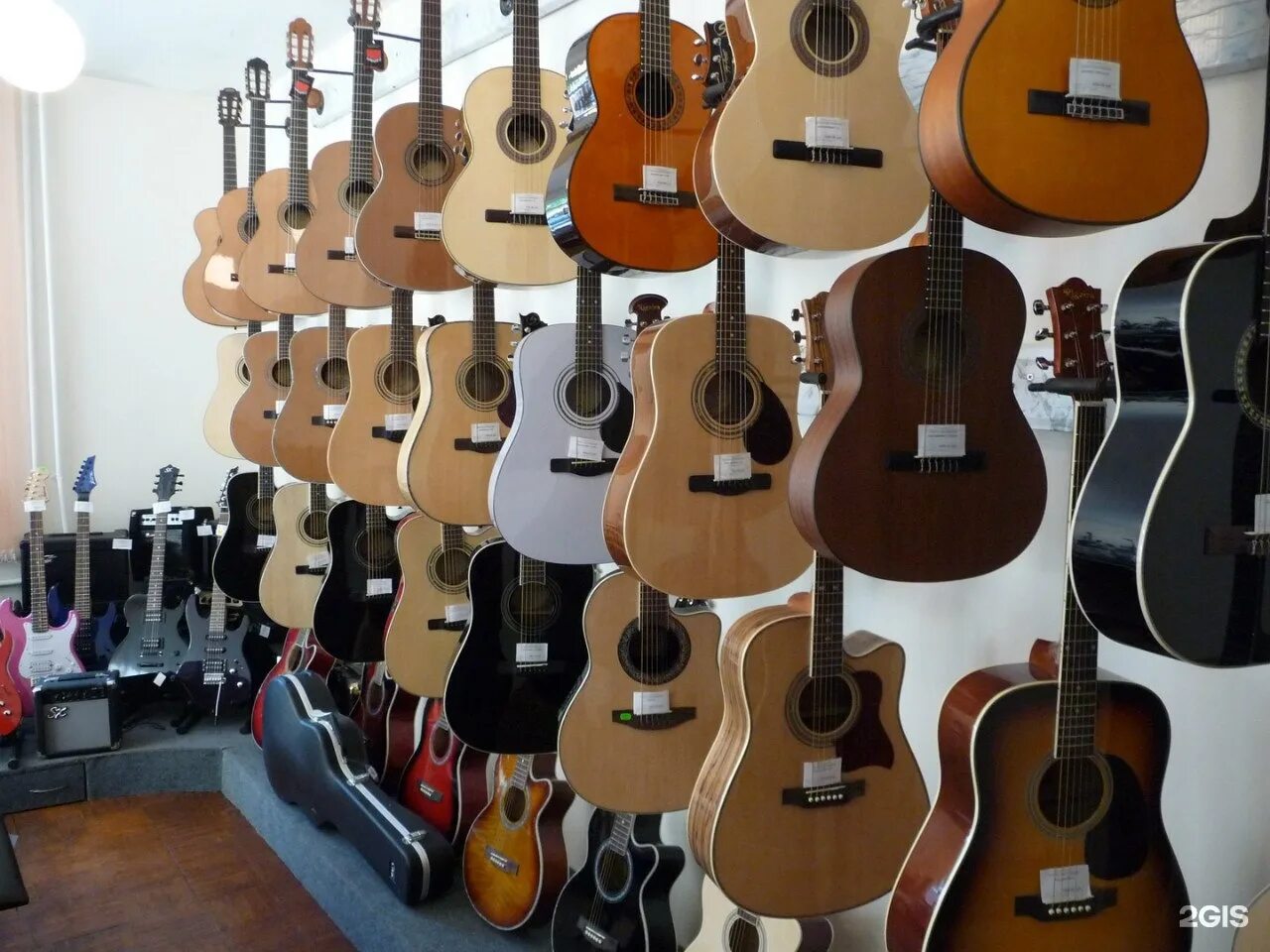 гитарный салон, иркутск, улица карла маркса. магазин музыкальных инструментов. гитарный магазин. магазин музыкальных инструментов. гитара ямаха с40.