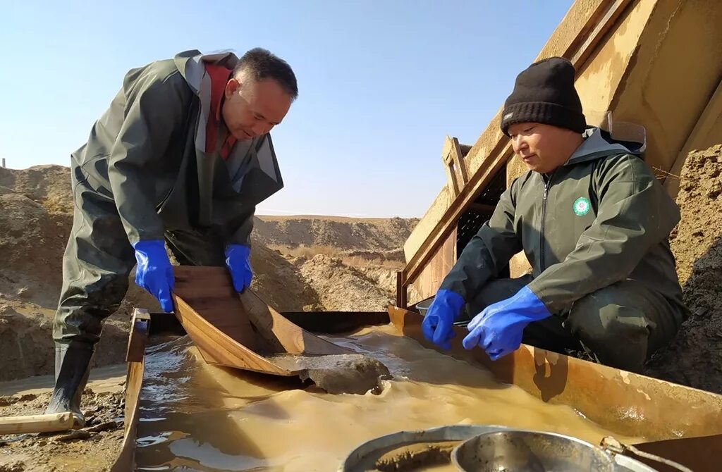 Артель старателей Кызылкум узбек золото. Месторождения золота в Узбекистане. Золотой рудник в Узбекистане. Рудник золота в Узбекистане. Артели человек