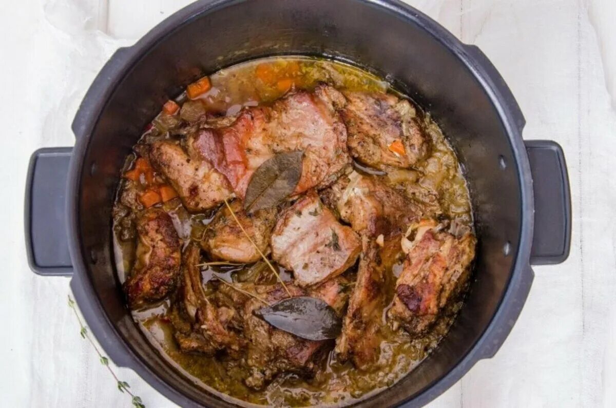 Как приготовить мясо в мультиварке. Кролик тушеный в мультиварке. кролик тушёный в мультиварки. кролик тушеный в сметане в мультиварке. мясо кролика тушеное в мультиварке.
