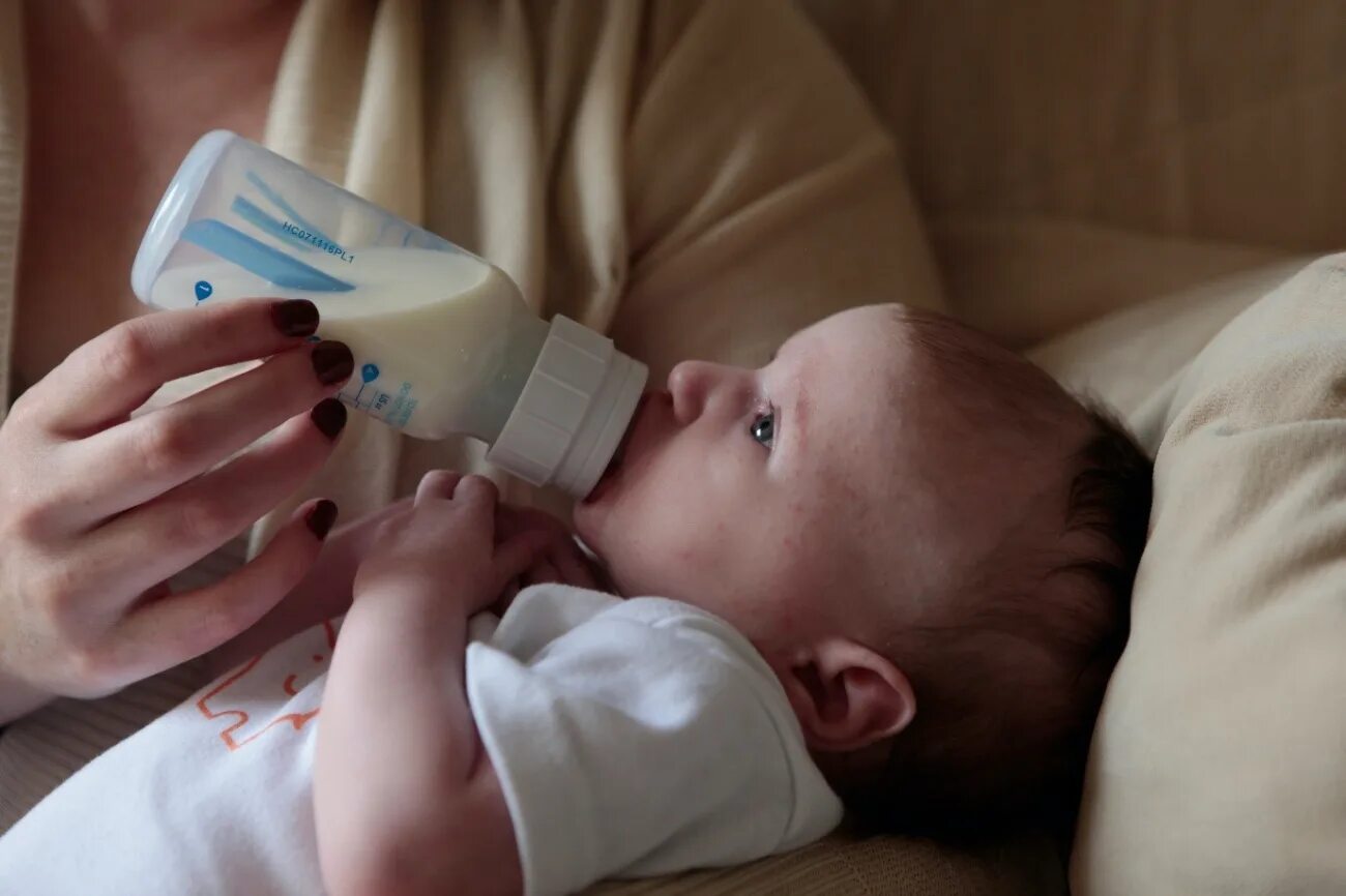 Бутылочка для кормления. Грудное молоко. Вскармливание из бутылочки. Кормление ребенка из бутылочки.