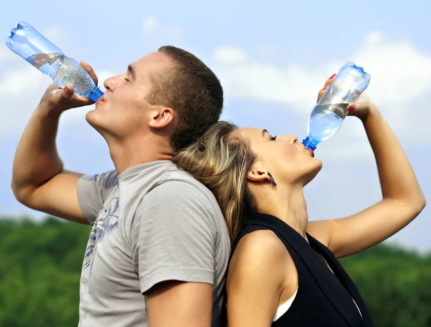 Питьевая вода. Питье воды. Человек пьет воду. Напитки для утоления жажды.