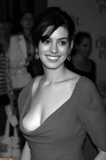 Anne Hathaway sexy tits seno tette. 