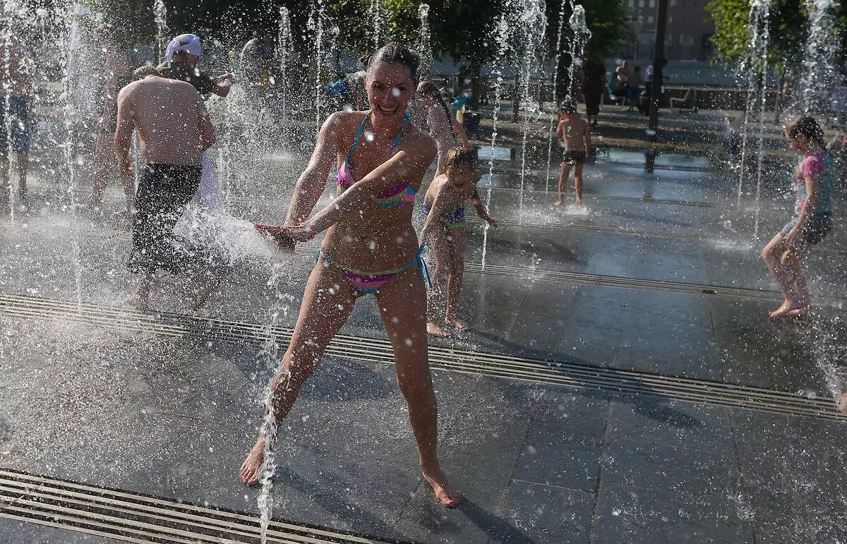 Будет ли лето жарким. Девушки летом в жару в фонтане. Жара девочки в фонтане. Жара в городе. Жара в Москве.
