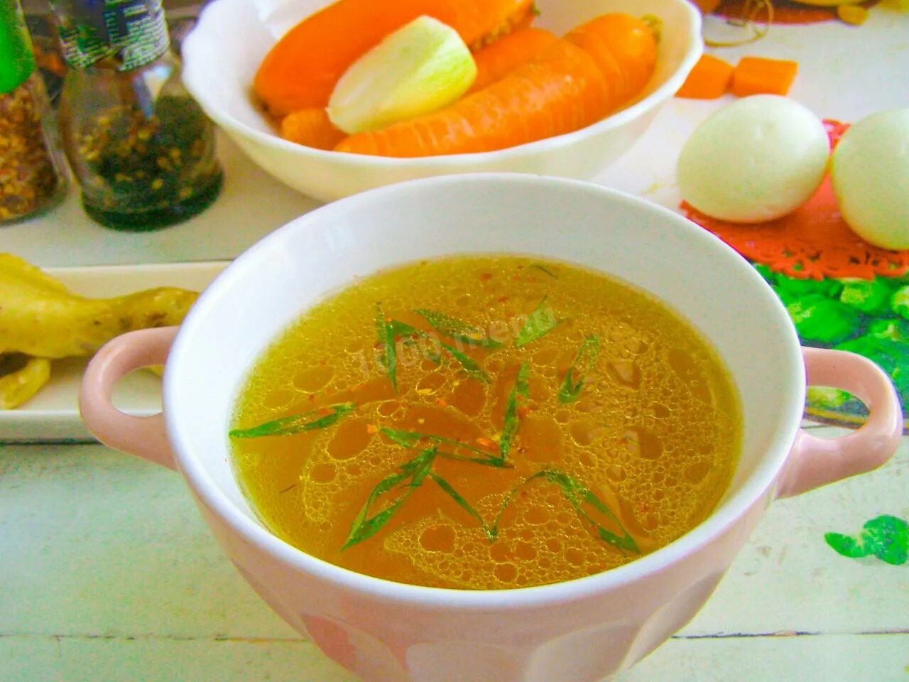 Вкусный бульон пошагово. Бульон. Бульон консоме из курицы. Куриный суп консоме. Наваристый куриный бульон.