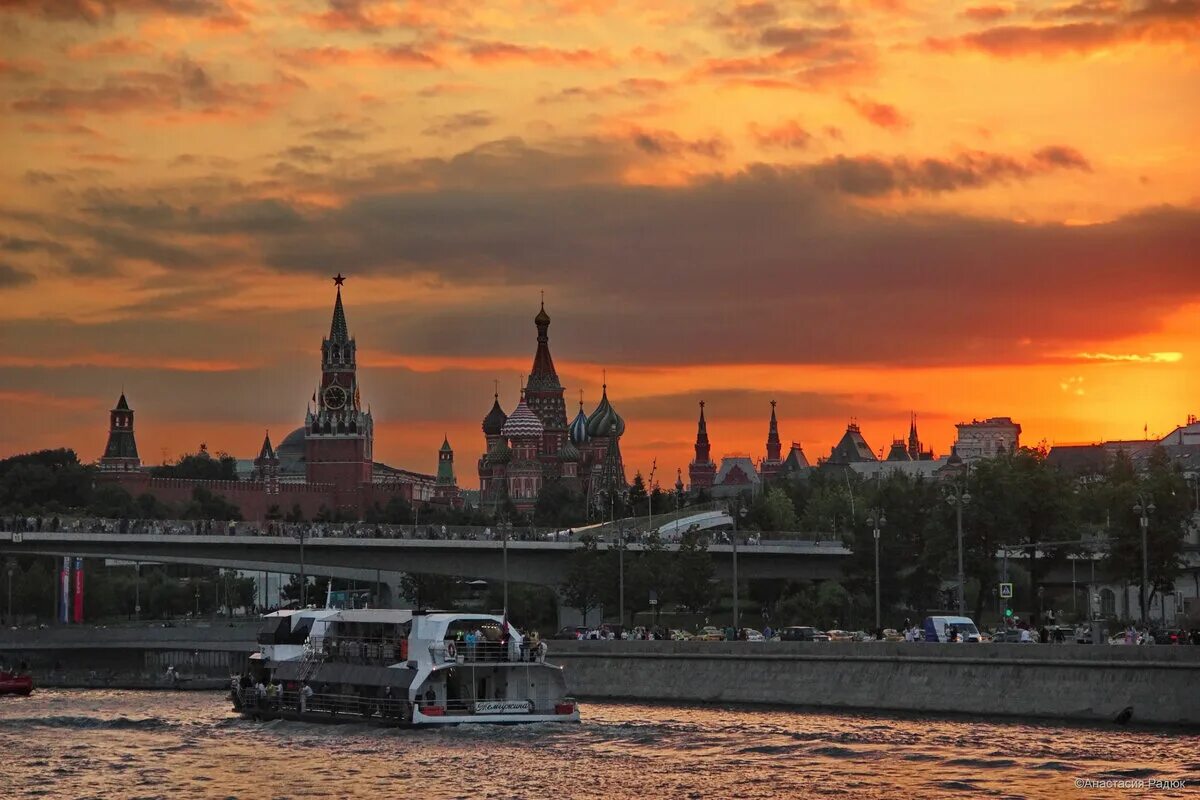 Когда будет вечер в москве. Москва река вечером. Вечерний прогулка в Москве. Реки Москвы. Прогулки по вечерней Москве.