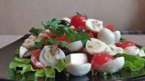 Салат с перепелиными яйцами и помидорами