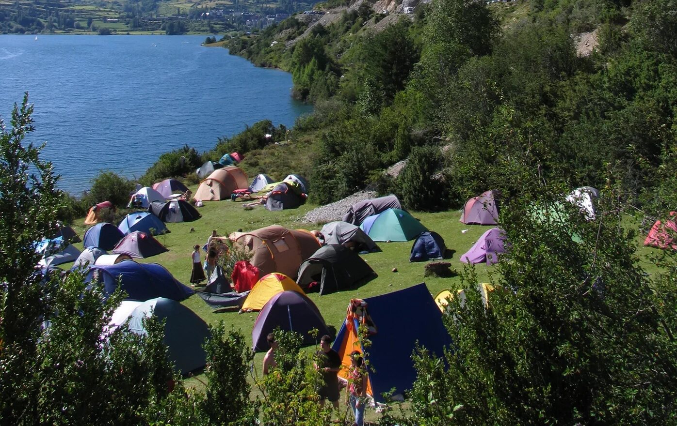 Палаточный лагерь в Крыму. Озеро Сенеж кемпинг. Автокемпинг кемпинг туризм в России. Кемпинг Кастрополь Крым.