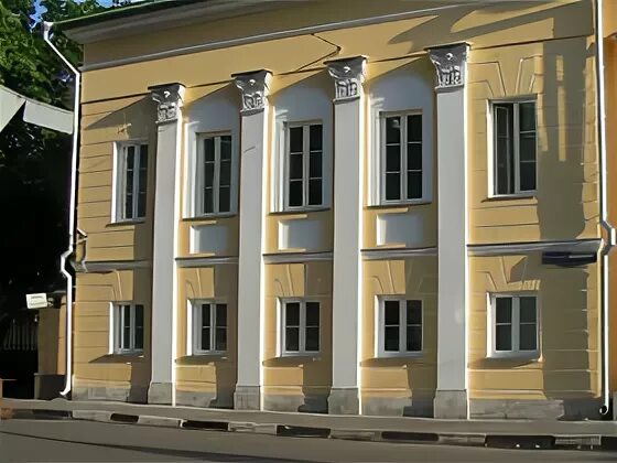 В архитектуре плоский вертикальный выступ на здании. Пилястры на здании. пилястры в архитектуре. пилястра это в архитектуре. полуколонны в архитектуре.