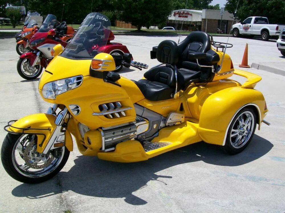 Мотоциклы голд винг купить. Хонда Gold Wing 1800 с коляской. Honda Goldwing 1500 с люлькой. Honda Gold Wing квадроцикл. Honda Gold Wing с люлькой.