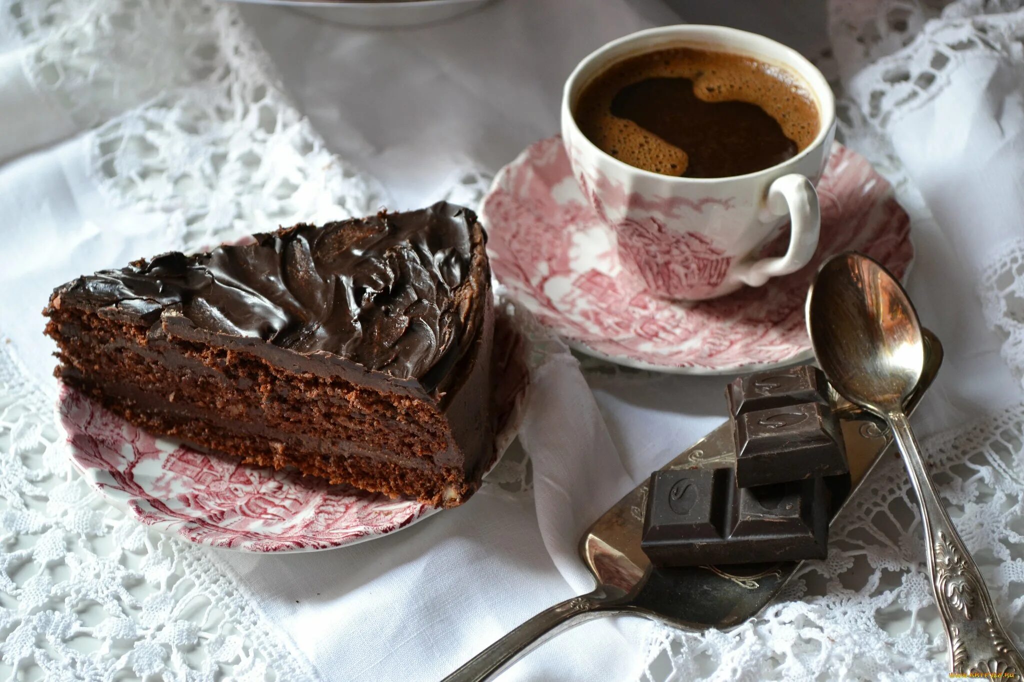 Coffee i chocolate. Кофе и пирожные. Чашечка кофе с тортиком. Кофе и торт. Шоколадный торт и кофе.