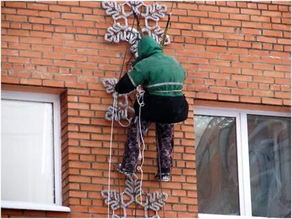 Крепление гирлянды на фасаде частного дома