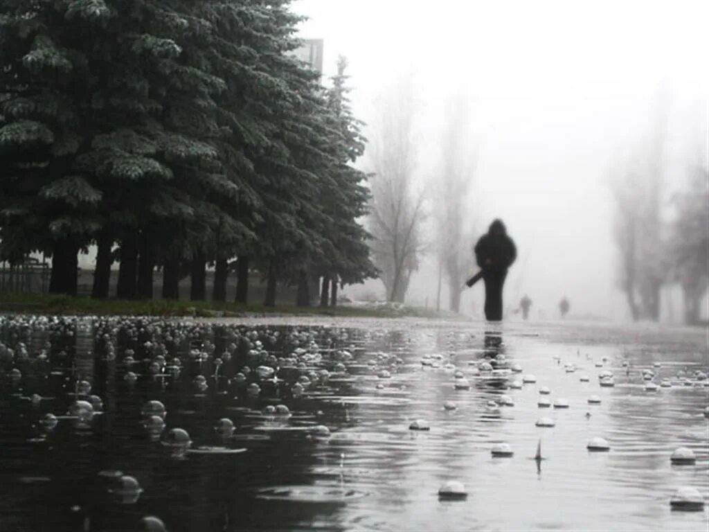 Песня три дня дождя я и одиночество. Дождь одиночество. Грустный дождь. Одиночество под дождем. Ливень одиночество.