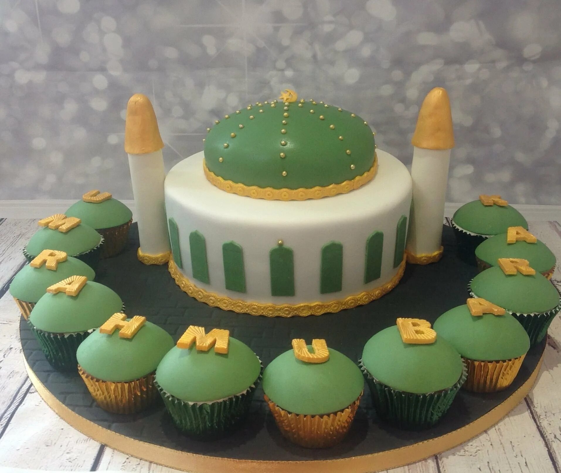 Торт на обрезание мальчику. Торт для мусульманина. Умра 2023. Торт на рамадан. Кааба картина на стену.