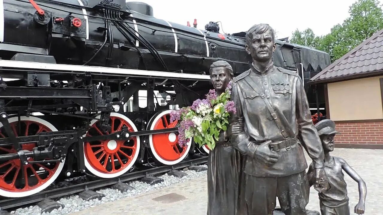 Интернет советск. Памятник первым переселенцам Советск. Памятник переселенцам в Советске. Памятник первым переселенцам Биробиджан. Памятник первые переселенцы Калининград.