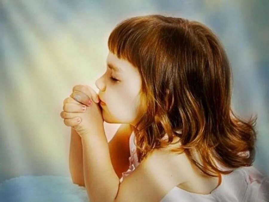 Что можно просить. Дети молятся Богу. Девочка молится Богу. Девочка маленька молитсч. Девушка молится.