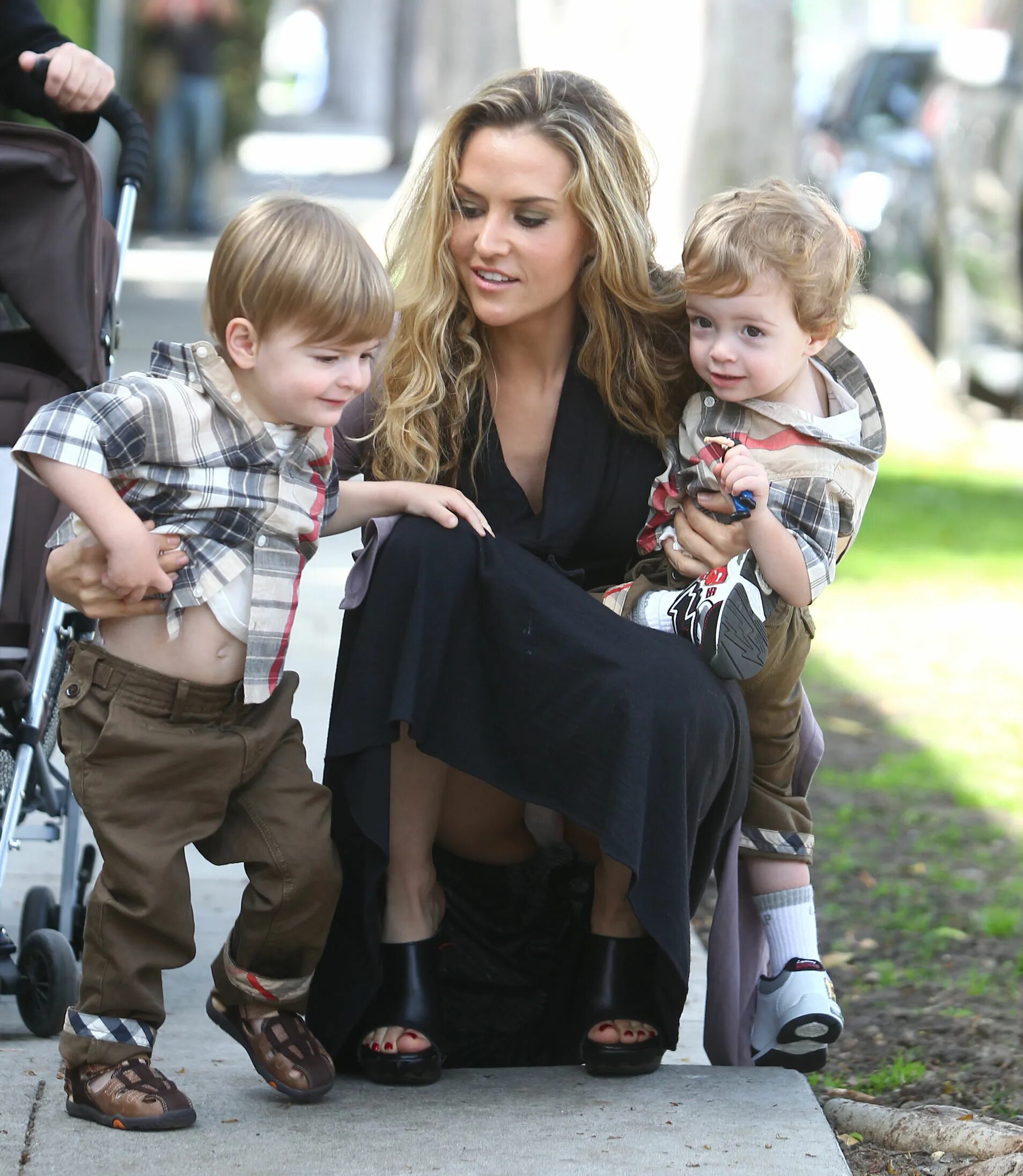 Брук мюллер дети. Задралось платье. Несовершеннолетняя дочь. Эли лартер трусы. Under less.