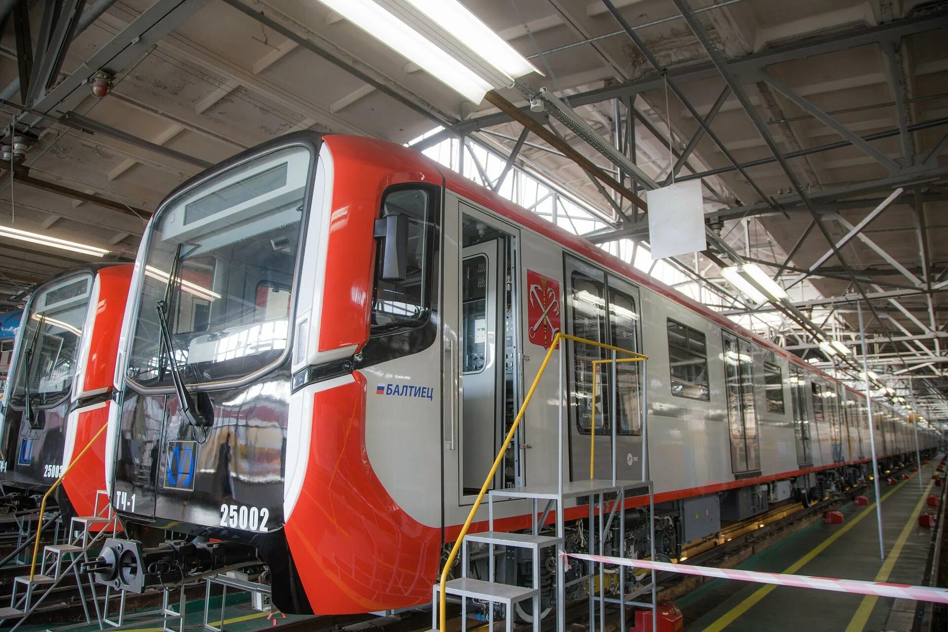 81-725/726/727 вагон метро. Метропоезд балтиец 81/725. 1. Новый красный поезд. Балтиец поезд метро.