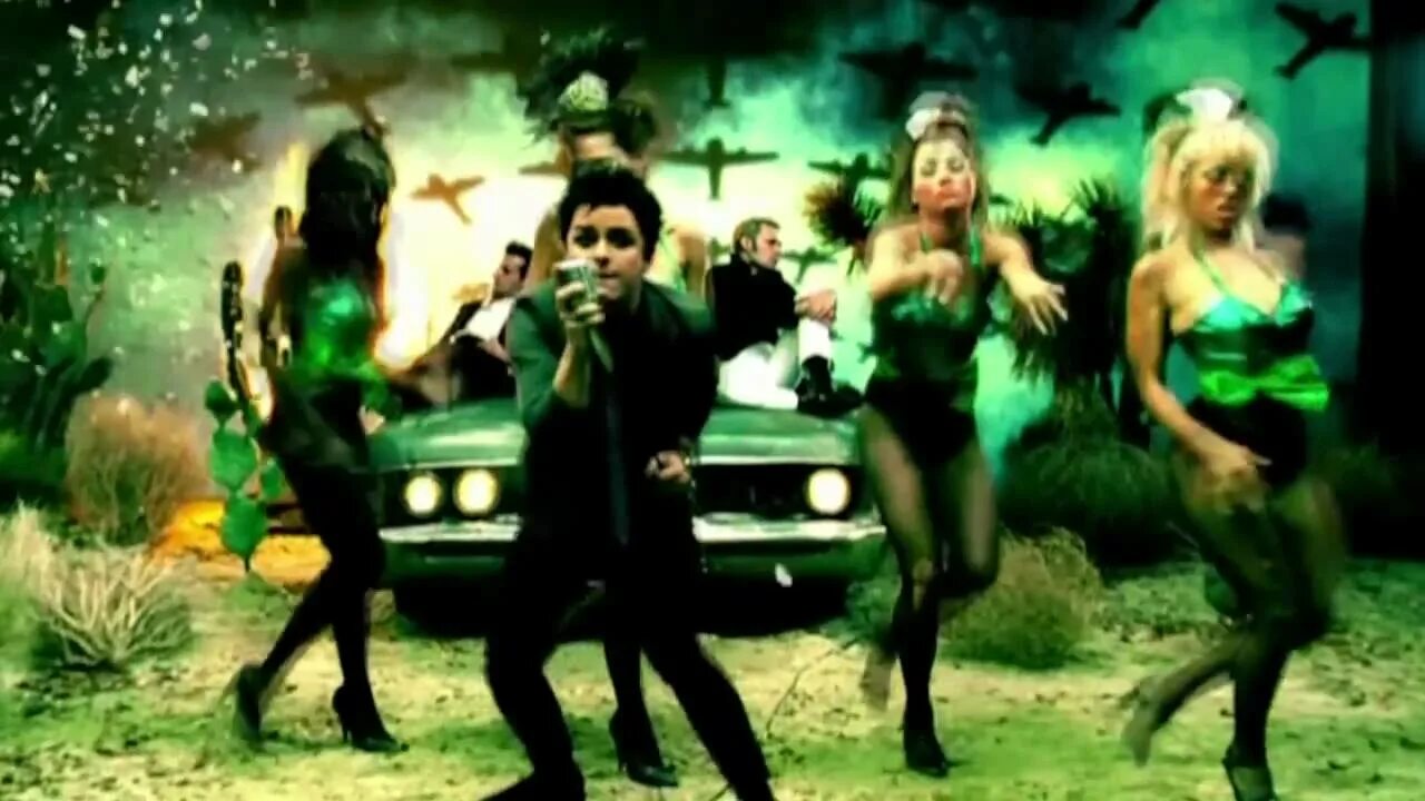Песню зеленый клип. Грин дей холидей. green day holiday. green day праздник. green day holiday клип.