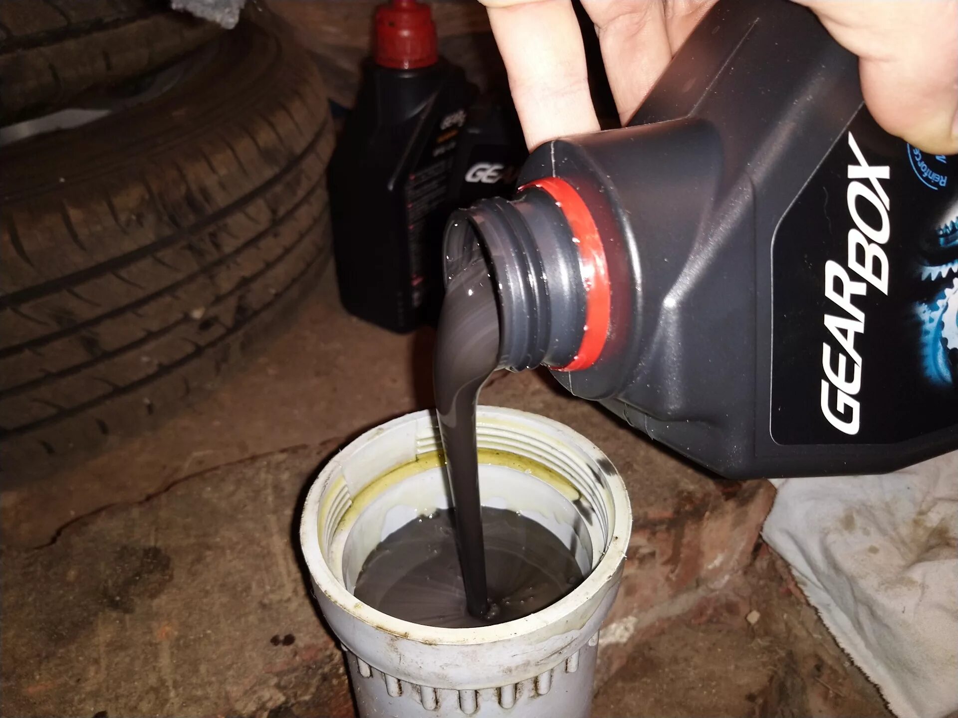 Цвет масла 80w90. Масло в автоматическую коробку передач. Dexron 6 цвет масла. Трансмиссионное масло цвет. Масло трансмиссионное калина.