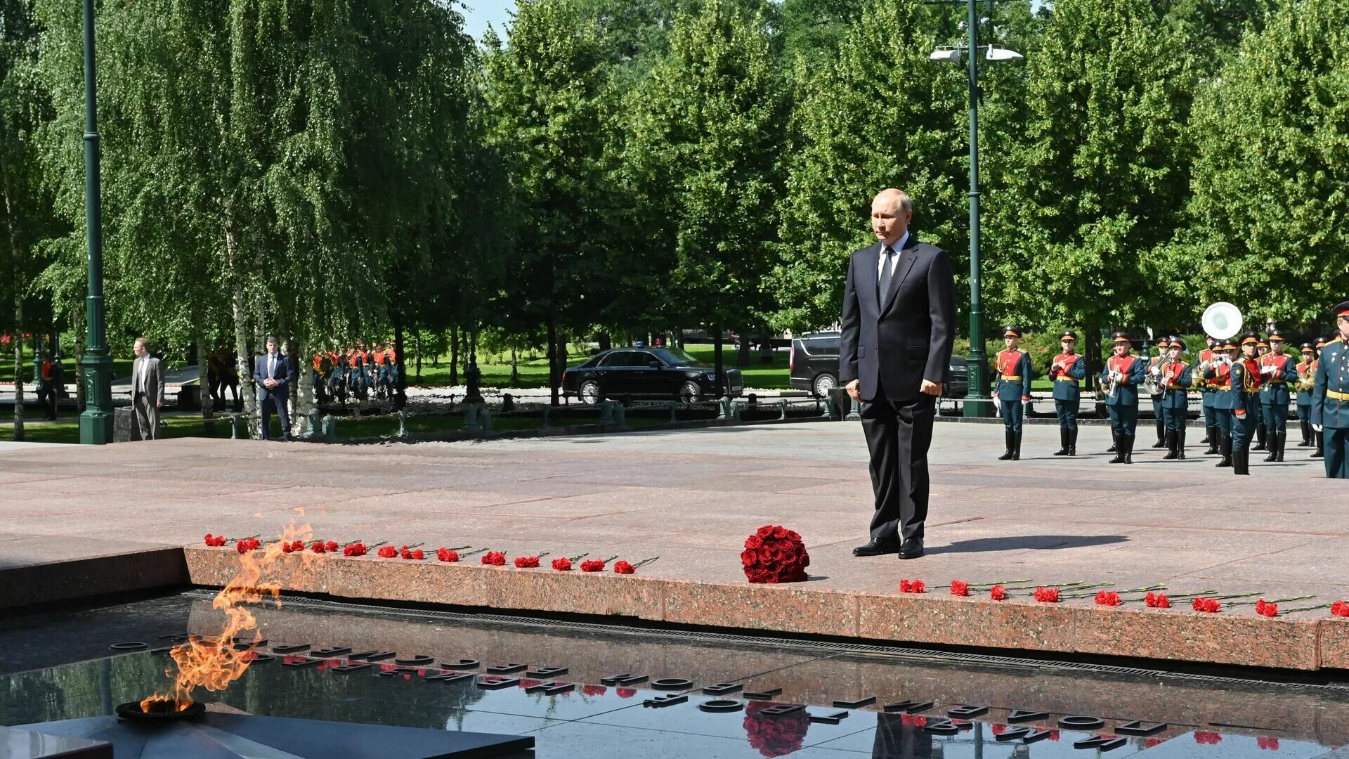 22 июня 2015. Возложение цветов Путина на могиле неизвестного солдата.