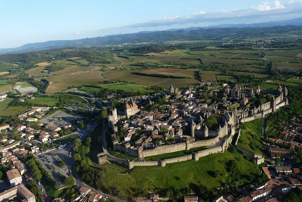 Древний новгород детинец. Крепость каркассон во франции. Укрепленный центр города. Владимир в 13 веке. Каркассон замок франция.