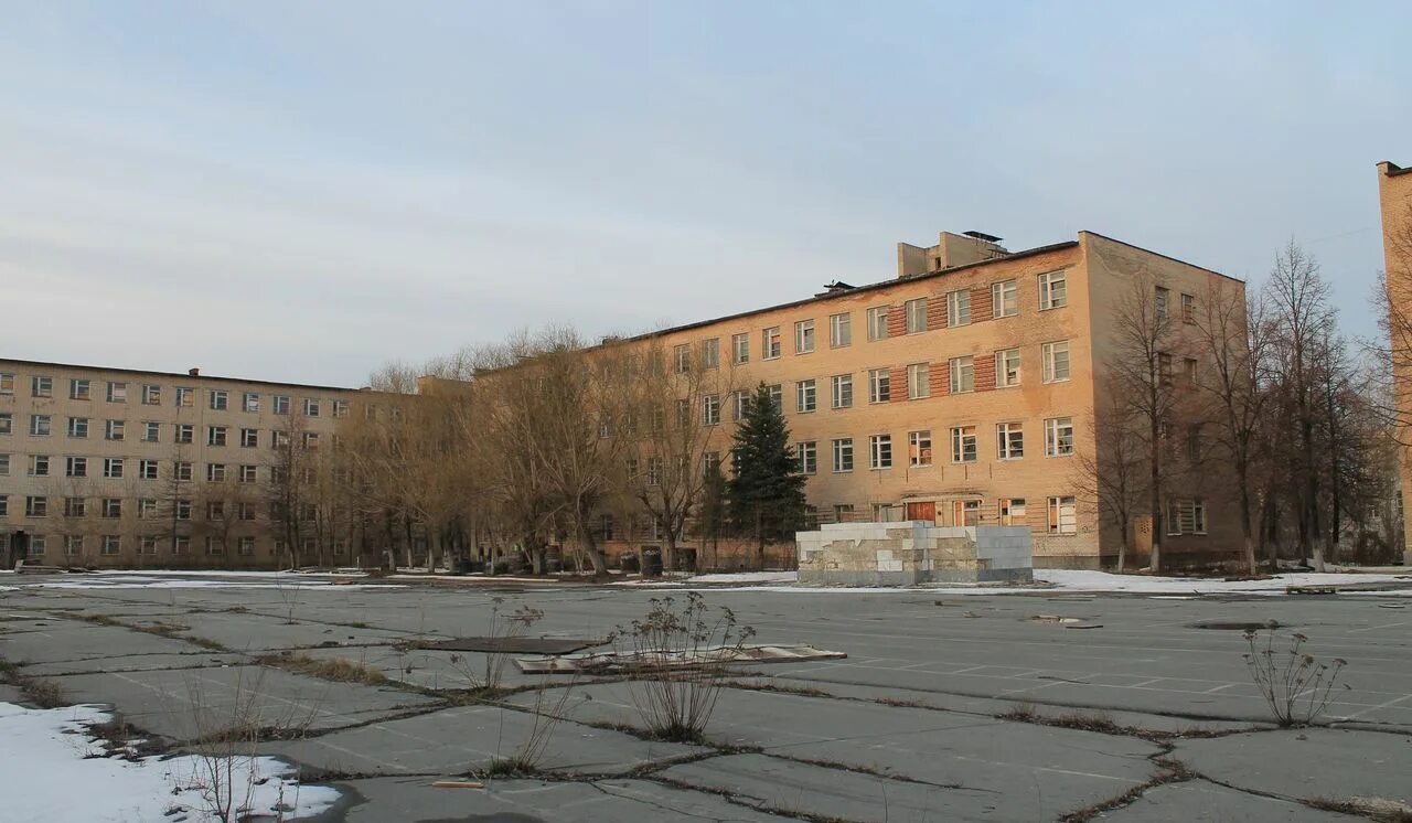 Танковое училище Челябинск. Челябинске танковое военное училище. Заброшенное танковое училище. Казармы танкового училища Челябинск. Бывшее танковое училище