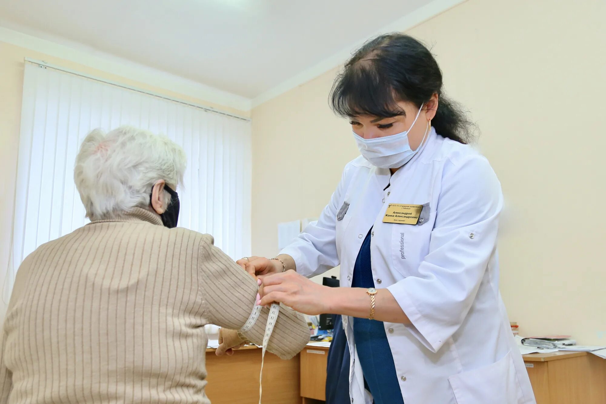 доктор заботится. медик и пациент. пациент том 3. здоровье пациента. пациент том 3.