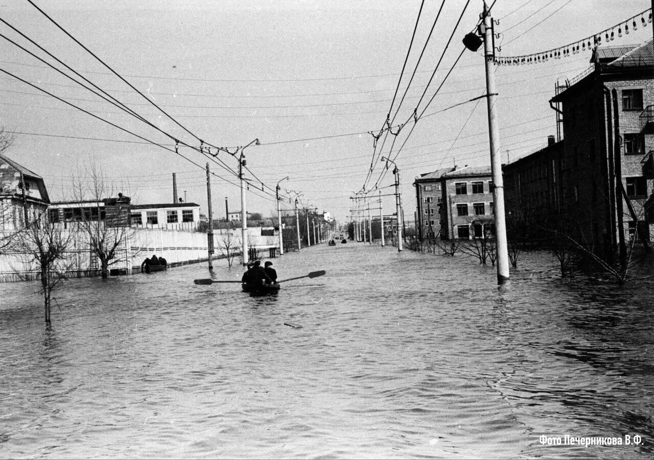 Разлив оки 2024 в калуге. Разлив Оки в Калуге 1970. Калуга 1970 год разлив реки. Разлив Оки 2023. Разлив Оки в Калуге.