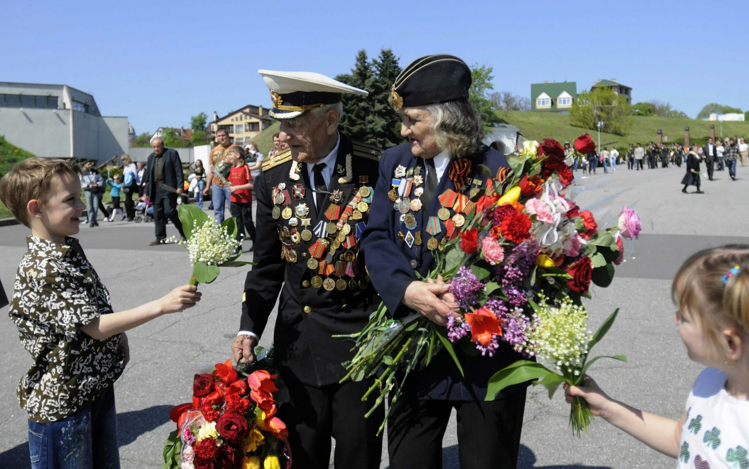 9 мая 50. Цветы ветеранам. 9 Мая день Победы. Празднование дня Победы. День Победы ветераны.