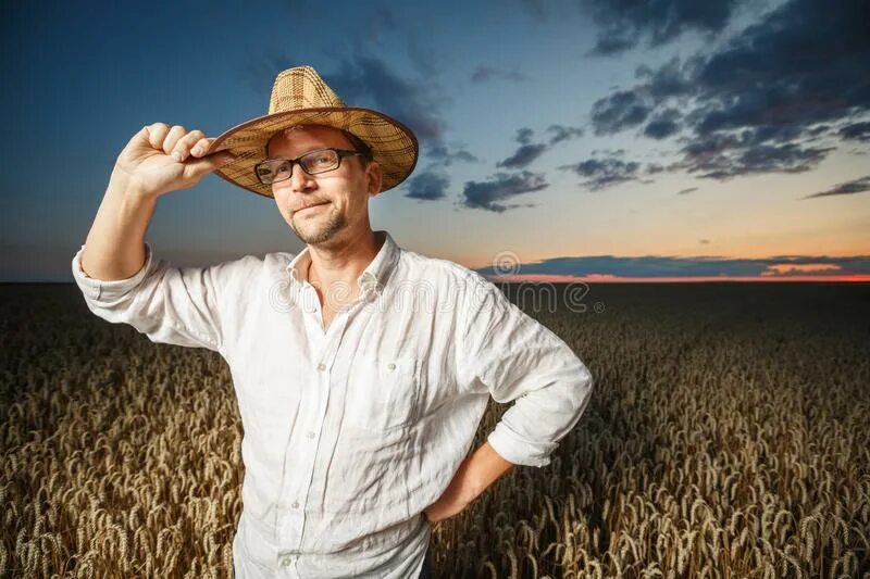 Парень в соломенной шляпе. Деревенский парень в соломенной шляпе. Мужик в поле в соломенной шляпе. Шляпа фермера. Мужская голова в соломенной шляпе