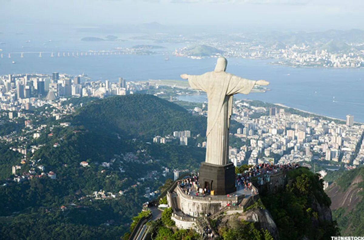 Памятники бразилии. Статуя Христа в Рио-де-Жанейро. Статуя Христа-Искупителя Бразилия. Бразилия Рио де Жанейро статуя. Христос Искупитель Рио де Жанейро.