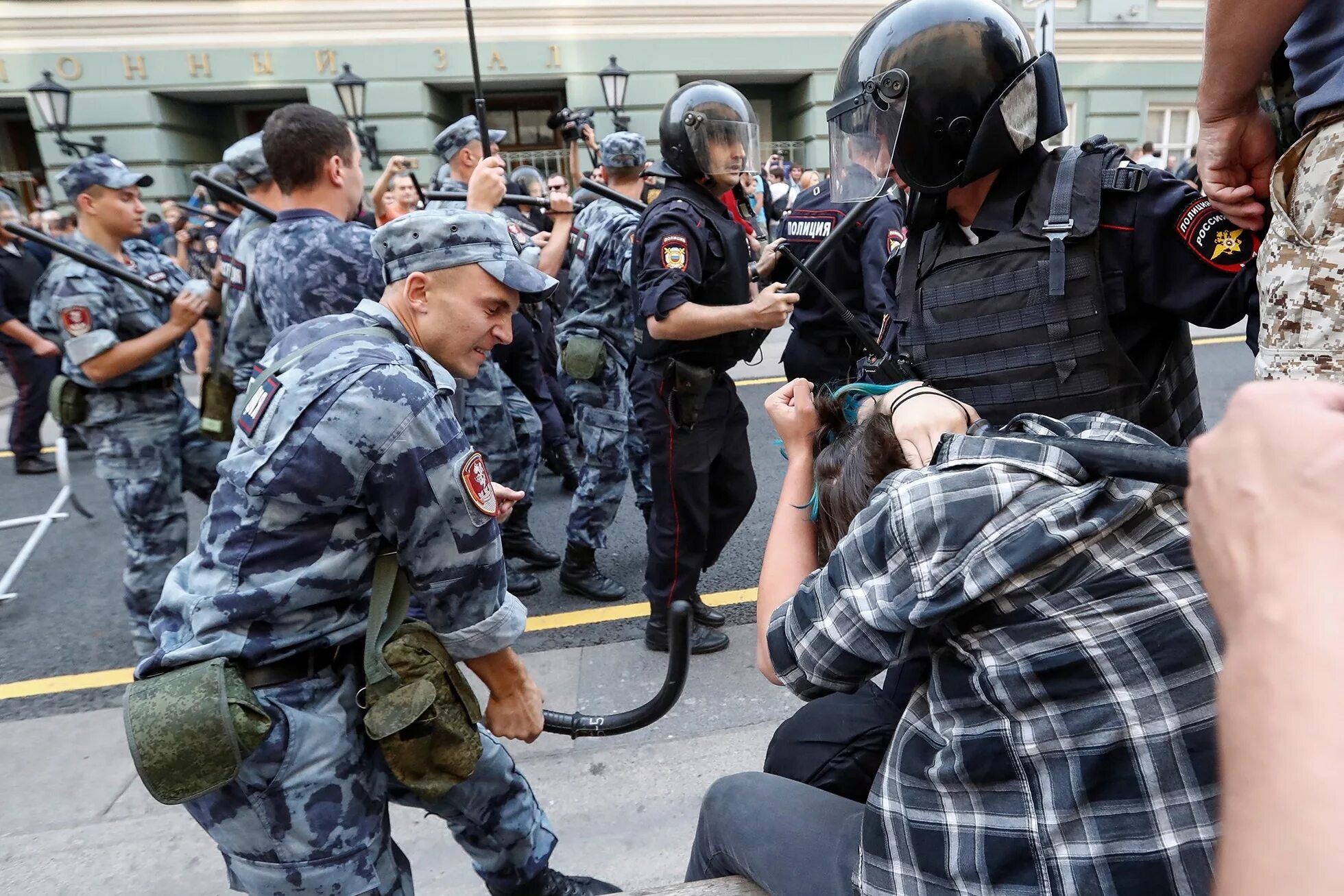 Митинг бьют. Омон против митингующих. разгон демонстрантов в москве.