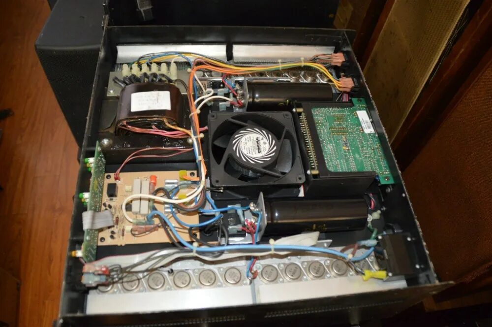 Crown macrotech 5002. Crown 210 усилитель. Crown ce1000 плата. Crown 210 усилитель. Контент корона.