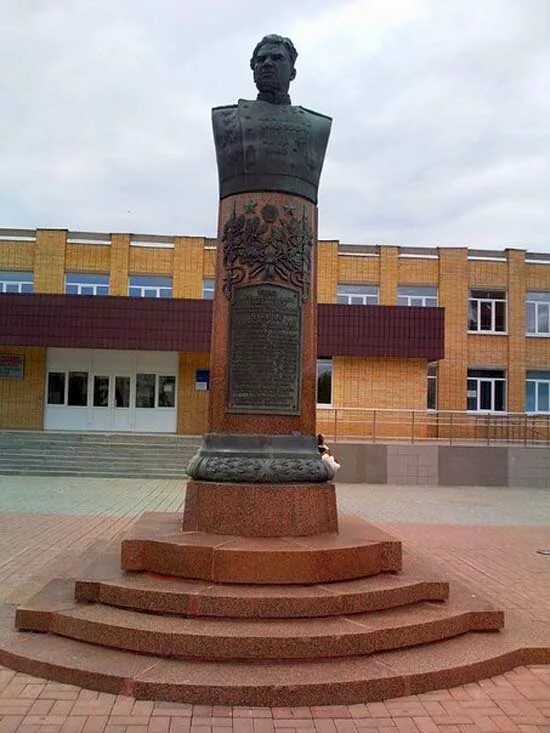 Серебряные пруды. Памятник Чуйкова серебряные пруды. Бюст Чуйкова серебряные пруды. Памятник Чуйкову в серебряных прудах. Василий Иванович Чуйков серебряные пруды.