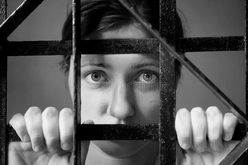 Сижу за решеткой размер. Женская преступность. женщина за решеткой. преступница в тюрьме. преступница за решеткой.