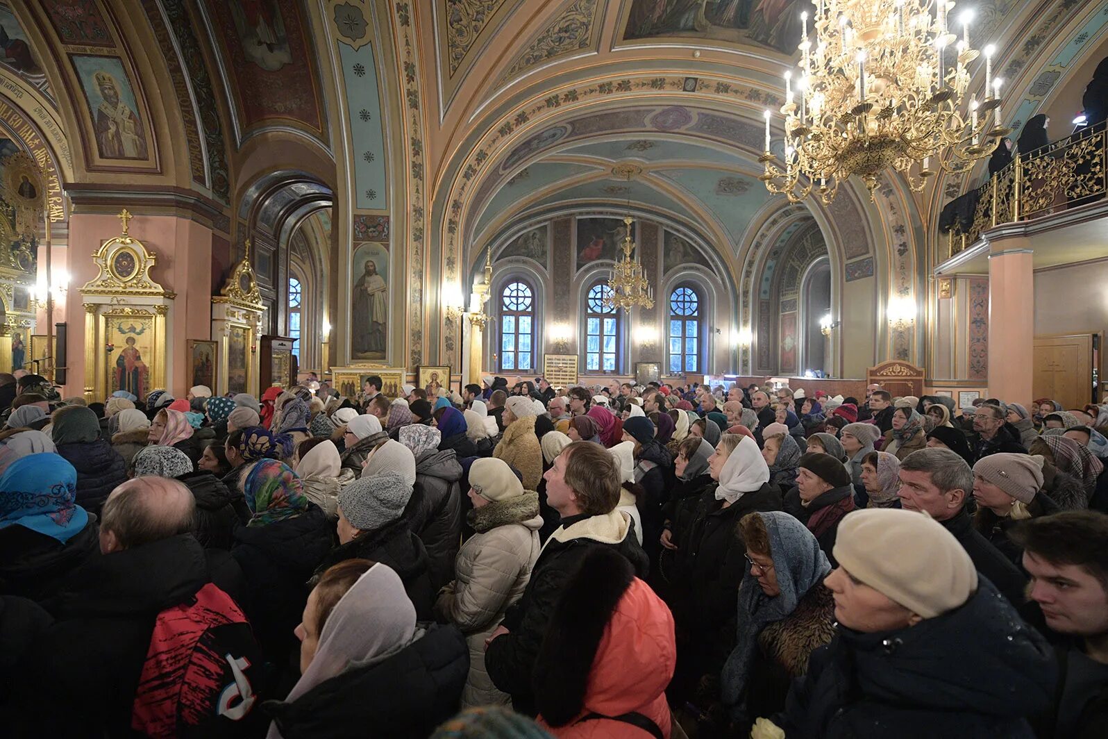 Часы посещения матроны московской. Мощи Матроны Московской в Москве Покровский монастырь. Очередь к мощам Матроны Московской. Матрона Московская день празднования.