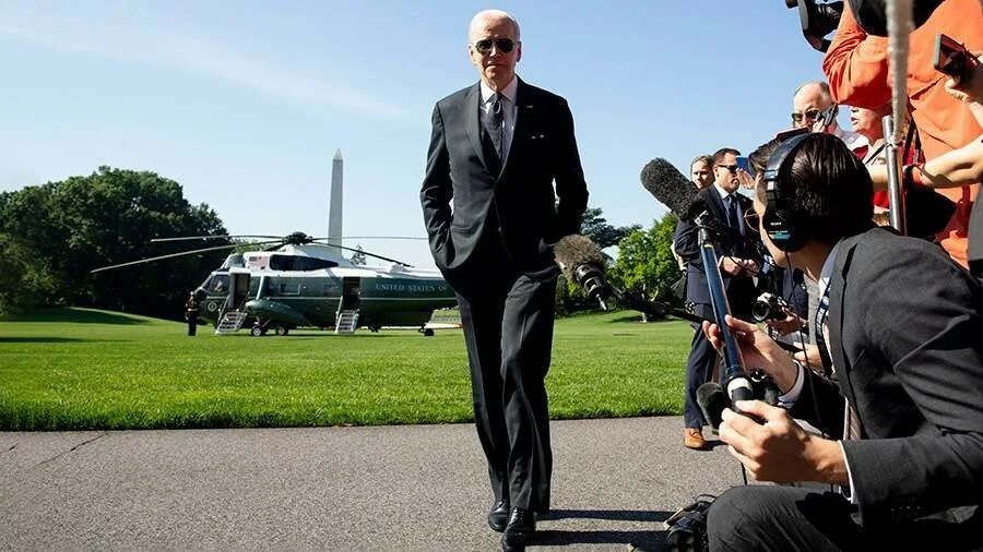 Biden. Байден чернокожая. Чернокожий судья в сша зарисовка. Джо байден и камала харрис. Черный джо байден.