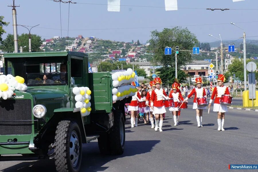 Какой праздник в миассе. Уральский автомобильный завод миасс. первый автомобиль миасс. парад 1 июня в миассе.