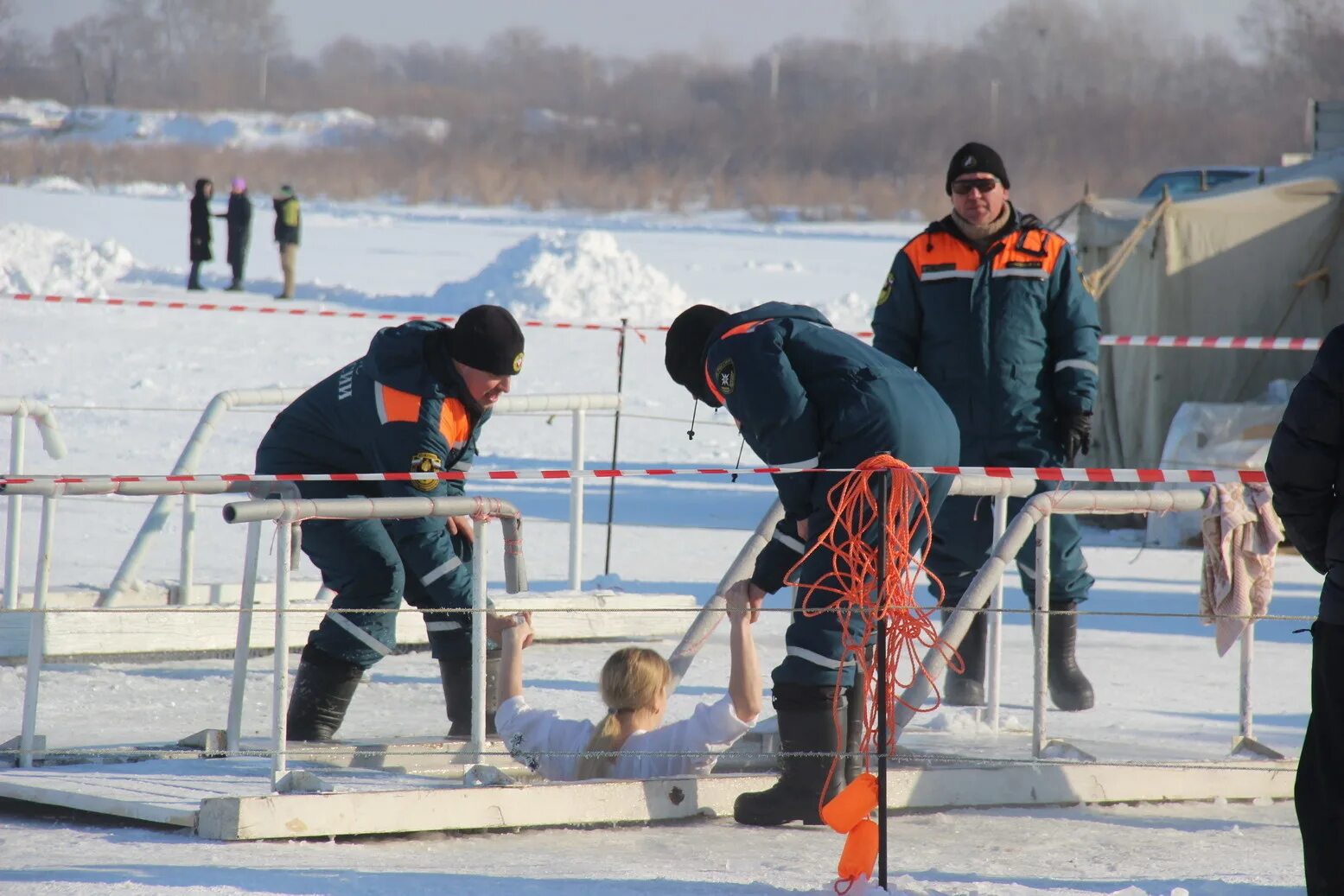 Работа на сегодняшний хабаровск. Крещенские купания Хабаровск. Крещение 2022 Хабаровск. Купели в Хабаровске.