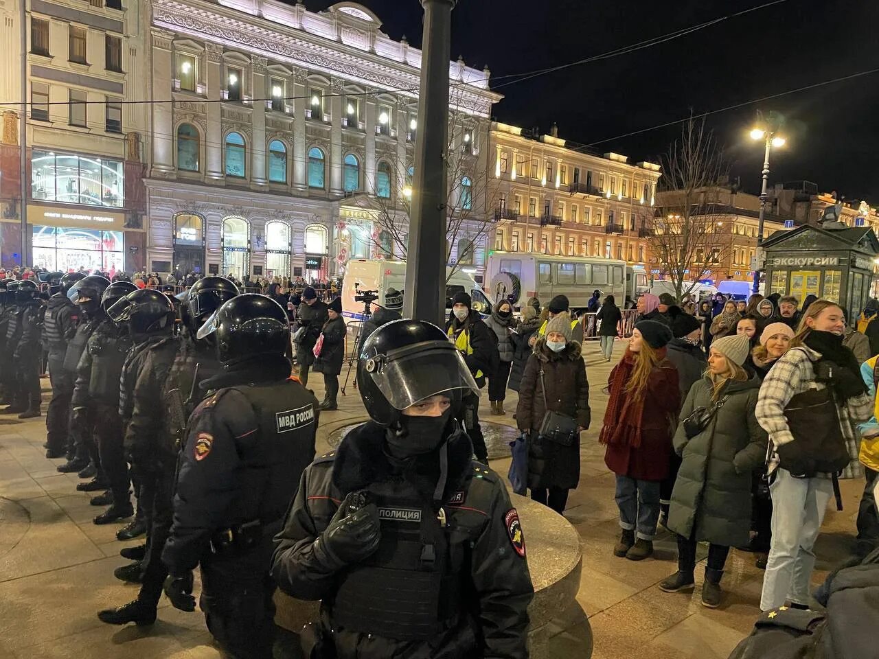 Митинги СПБ Гостиный двор Санкт-Петербург. Митинг в Питере. Митинги в Санкт-Петербурге сейчас. Протесты в Москве. Украина 27.02 2024 г