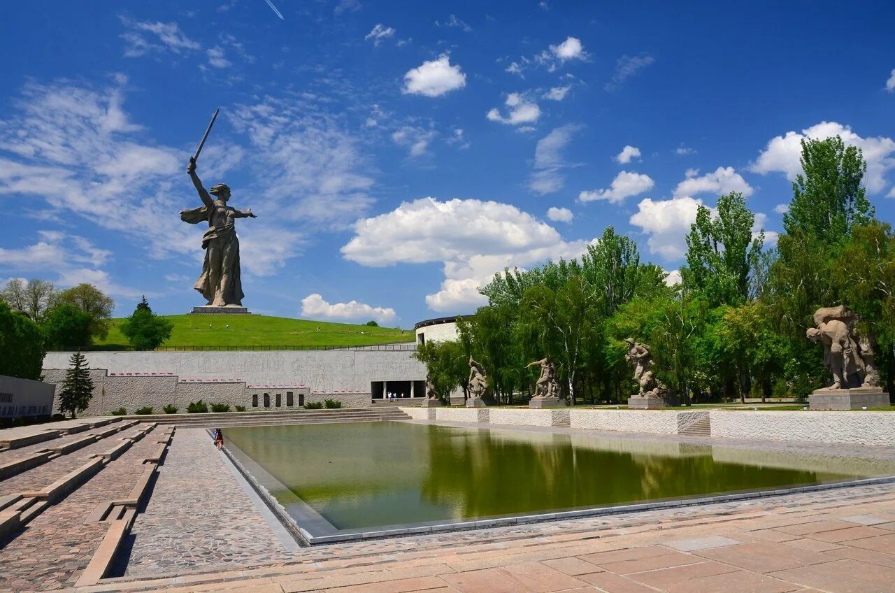 Памятник Мамаев Курган в Волгограде. Мемориал комплекс Мамаев Курган. Волгоград мемориальный комплекс на Мамаевом Кургане. Памятники Мамаева Кургана в Волгограде. Мамаев курган какой район города